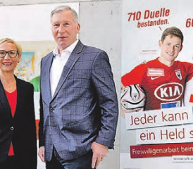 Gemeinsame Sache: Iris Flückiger, Freiwilligen-Verantwortliche beim SRK Kanton Aargau und Alfred Schmid, Präsident FC Aarau. (Bild: zVg.)