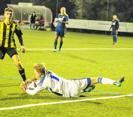 Und wieder steht ein Küttiger vor dem Kasten: Jan Maurer im Gränicher Tor war an diesem Abend viel beschäftigt. Zuletzt musste er viermal hinter sich greifen. (Bild: Roland Jaus)