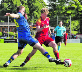 Für den FC Gränichen (hier mit Matej Feher, links, gegen den Schöftler Ben Jäggi) ist der eine Punkt zu wenig. (Bild: Otto Lüscher)