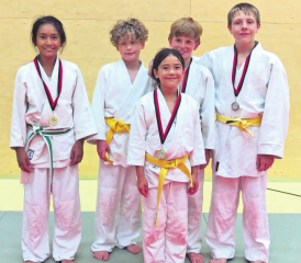 Die erfolgreichen jungen Judokas: (v.li.) Angel Mae Brupbacher, Lias Tschopp, Ana Mae Brupbacher, Leandro Hunziker und Marco Daetwyler. (Bild: zVg.)