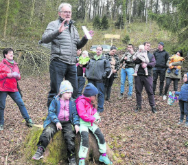 Orientiert über den Forstbetrieb Suhrental-Ruedertal und über Sinn und Zweck der Aufforstung: Dieter Fierz, Präsident der Ortsbürgergemeinde, links im Hintergrund Trudy Müller. (Bilder: aw.)