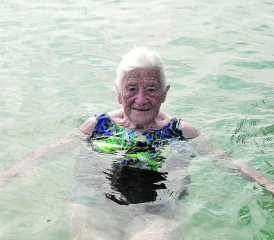 Das Wasser ist ihr liebstes Element. Ursula Blaser-Bühler (100) aus Beinwil am See schwimmt unter der Woche an jedem schönen Baditag im Hallwilersee. (Bild: René Fuchs)