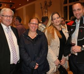 Erfolgreiche Zusammenarbeit: (v.l.): Erwin Rosenast, Vertreter von AAR bus+bahn, Sylvie Minnig und Nicole Schmid, Vertreterinnen vom Wynentaler Blatt und WYNAexpo-Chef Christian Schweizer