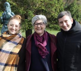 Sie stehen im Sommer 2024 im Rampenlicht: Das «Vogellisi» als Statue und alias Sophie Niederberger ganz links − zusammen mit Mutter Sabine Niederberger und Regisseur Rolf Sommer. (Bilder: Remo Conoci)