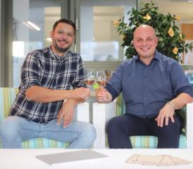 Anstossen auf eine gute Zusammenarbeit und auf einen besonderen Event: Modestino Capilato von der Procava AG (rechts) und Cris Haller, Atrium-design AG.(Bild: rc.)