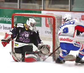 Reinachs Torhüter Joel Christen lässt gegen Wohlens Raphael Amstutz durch (Bild: Remo Conoci)