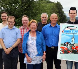 Ganz rechts, eine der Hauptfiguren des Vereins Bergrennen Reitnau, Marc Buchser (mit einem Bild von Künstler Victor Fischer), neben ihm in blauen Hemden, Evelyne Woodtli und Roger Feller von der "Equipe Bernoise", die restlichen Männer von rechts: Beat Wälti, Alain Martin und Roger Lehner (Vorstand Verein) und ganz aussen Gemeinderat Nando Suter. (Bild: Remo Conoci)