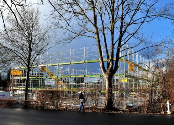 Die Aufrichte der Holzelemente für das Schulhaus Pfrundmatt 2 musste wegen der starken Windböen verschoben werden.