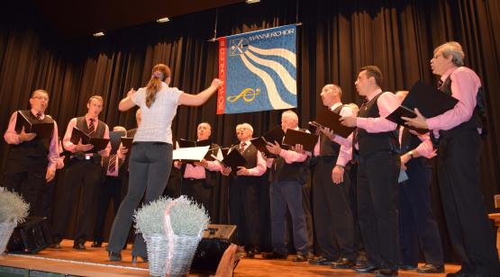 Eine temperamentvolle Dirigentin: Anastasija Kadiša