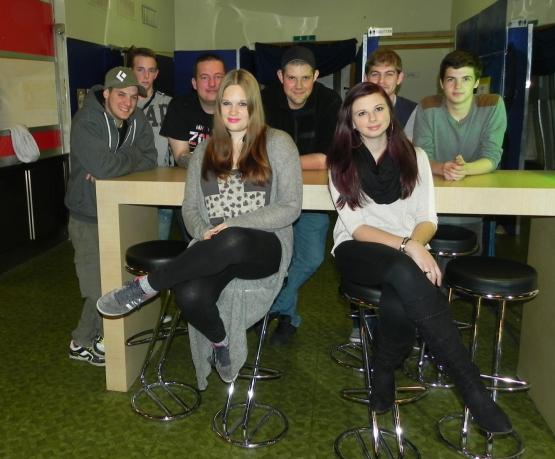 Die Jugendlichen sorgen selber für einen reibungslosen Ablauf während der Anlässe: Mitglieder der Betriebsgruppe in der «KK13»