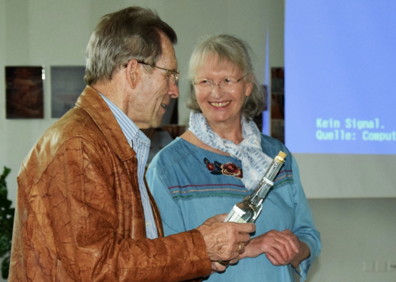 Pfarrer Neugeboren (re.) dankt Kassierin Elisabeth Zingg (Bild: Freida Steffen)