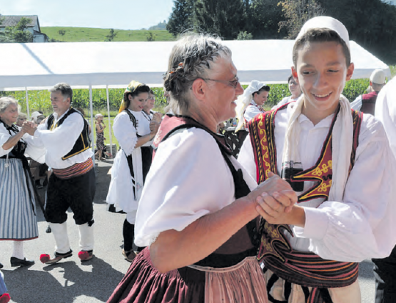 Tanz der Trachtengruppe Seetal und einer albanischen Tanzgruppe (Bild: Heidi de Lucca)