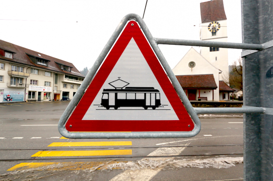 Die Bahn auf der Strasse wird zum Problem für ein ganzes Tal (Bild: Remo Conoci)