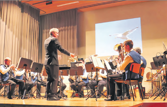 Lied der «Möwe Jonathan» von Neil Diamond: Die Musikgesellschaft Pfeffikon unter der Leitung von Herbert Waser an ihrem Jahreskonzert. (Bild: jap.)