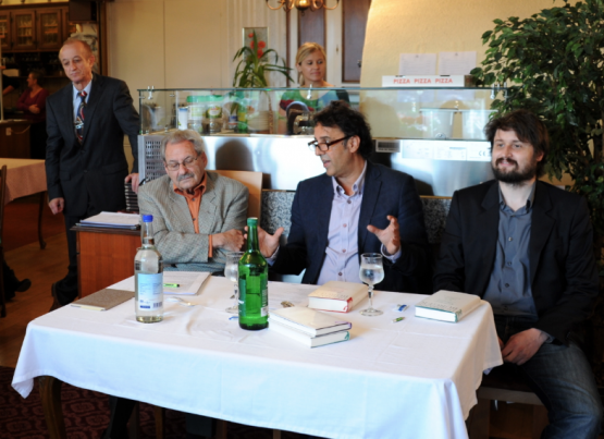 sitzend v.l.: Karl Gautschi, Martin R. Dean und Simon Zumsteg