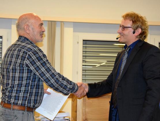 Fritz Berchtold (li.) überreicht dem Gemeindeammann Martin Goldenberger das historische Dokument