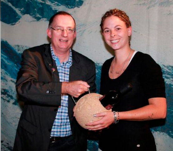 Bohler Award für unermüdliches Engagement: Urban Müller ehrt Vanessa Soland für ihr Engagement mit Jugendlichen. (Bild: zVg.)