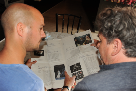 Freudiger Blick aufs neue Programm des TaB: Kino-Betriebsleiter Bruno Maurer (l.) und TaB-Präsident Clo Bisaz. (Bild: mars.)