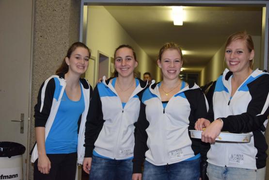 Eine Brücke über die Generationen hinweg: Beim Racletteabend des Seniorenchors servierten erfrischend jugendliche Mitglieder der Gym-Getu Moosleerau