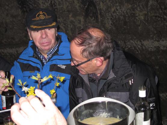 In der Sandsteinhöhle schmeckte der Fondueschmaus noch besser, hier mit Alt Gemeindeammann Hans Müller (li.) und Alois Herger