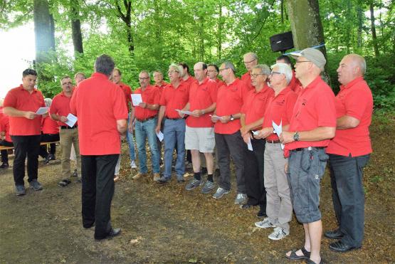 In Mooseerau sorgte der Männerchor Kirchleerau unter der Leitung von Bruno Kalberer für Unterhaltung