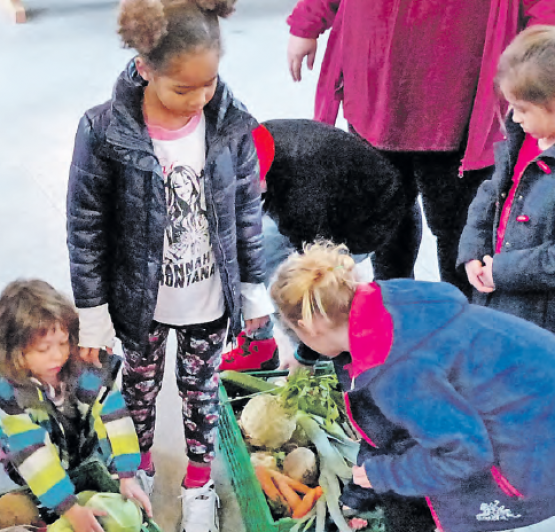 Staunende Kinderaugen: Nach dem Erntedankgottesdienst durften die Kids vom Kinderheim Brugg die Naturalgaben mit nach Hause nehmen. (Bild: zVg.)