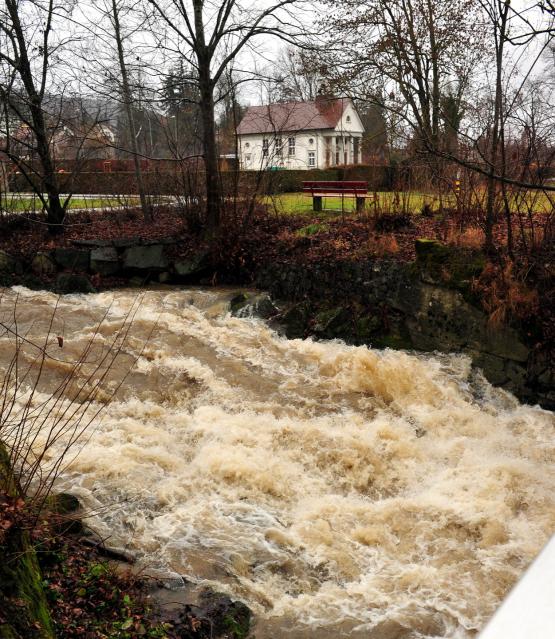 Nach Wochen und Monaten als Rinnsal rauscht die Wyna wieder mal richtig.