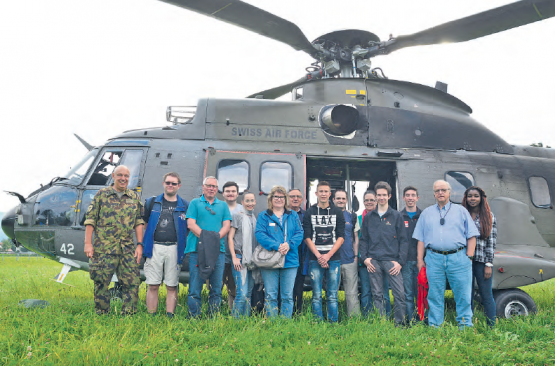 Was für eine Belohnung für die besten Aargauer Jungschützen: Die Delegation junger Schützinnen und Schützen und ihre Leiter, flogen mit einem «Super Puma» zum Infanteriebataillon 56 auf den Glaubenberg. (Bilder: wr)