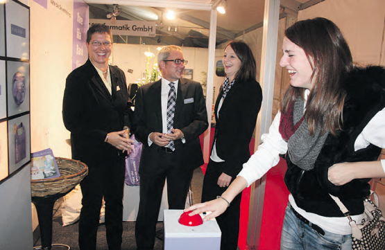 Mit dem gestellten Foto wollte es nicht so klappen: Heidi Kaspar,Thomas Bolli, Tamara Amport (v.l.) und eine Besucherin machten beim «Fotoshooting» mit viel Spass mit.