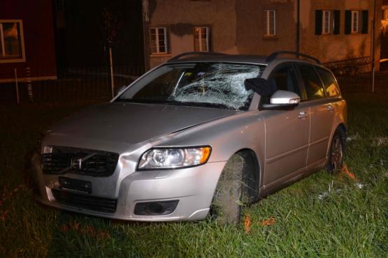 Unfallfahrzeug in Dürrenäsch (Bild: kapo)