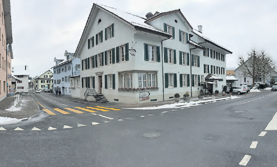 Sanierungen unter dem Boden bezahlt die Gemeinde, alles darüber teilen sich Kanton und Gemeinde: In drei, resp. vier Jahren sollen die Schulstrasse (rechts) und die Poststrasse (von der auch die Hubpüntstrasse abzweigt) saniert werden. (Bild: Remo Conoci)