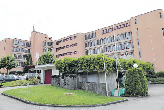 Ein ungewohnter Blick auf das Alterszentrum Mittleres Wynental in Oberkulm: Auf dem Foto sind die Bauprofile für den neuen Anbau zu sehen. (Bild: moha.)
