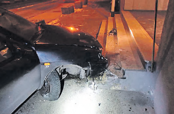 Nach dem Unfall Fahrzeug stehen gelassen und nach Hause gegangen: Der Sachschaden an Fahrzeug und Gebäude dürfte einige Tausend Franken betragen. (Bild: Kapo Aargau)