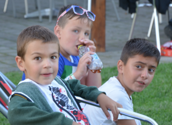 Kinder bei Bauer Fritz (Bild: zVg.)