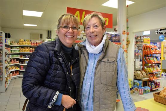 Eine herzliche Gratulation von der Frau Pfarrer (li.) an Trudy Tanner