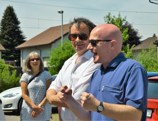 Tatort beim Bären in Muhen: Markus Kirchhofer (re.) und Mike Zeller erinnern an die Freilichtspiele 2004