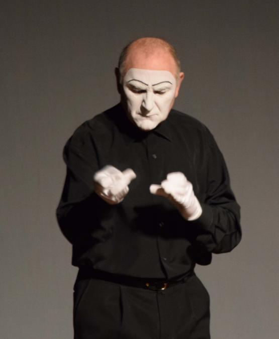 Gestik und Mimik - alles stimmt bei diesem Pantomimen