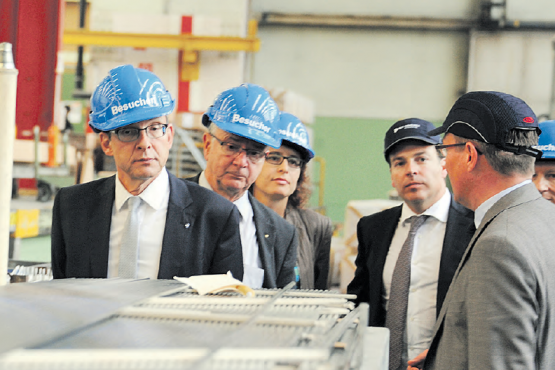 Urs Hofmann (links) zu Besuch bei der Alu Menziken (Bild: mars.)