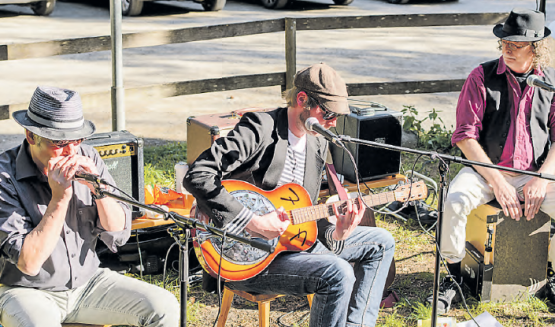Die Aarauer Formation «Triple Trouble» mit Stephan Keller, Martin Bachmann und Tom Zürcher begeisterte die Maifeier- Besucher mit feinem Blues. (Bilder: David Zehnder)