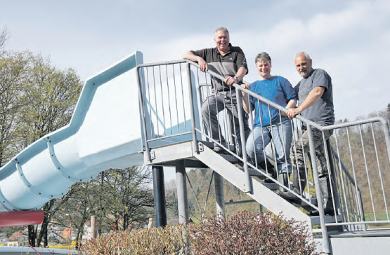 Das Team rund um Bademeister Peter Haltiner (li.) freut sich auf die Badigäste. (Bild: sh.)