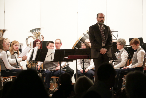 Sepp Lüthy gibt den Dirigentenstab in Menziken Ende März 2016 ab (Bild: rc.)