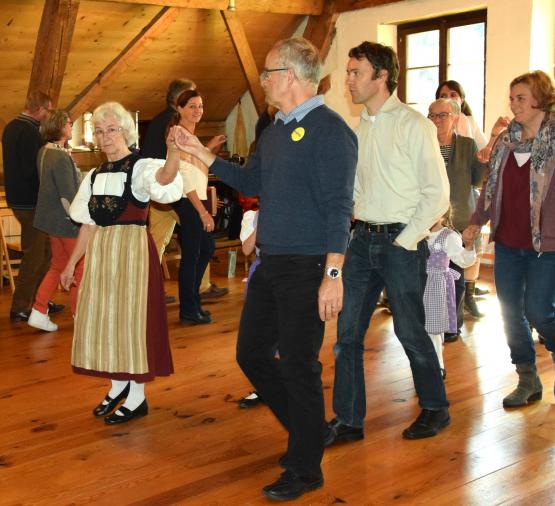Volklore pur im Wäbi-Museum in Schmiedrued: May Güdel und Kuno Matter führten den Tanz an