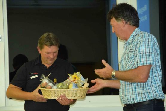 Manfred Stöhr (li.) bekam einheimische Produkte von Gemeindeammann Stephan Müller