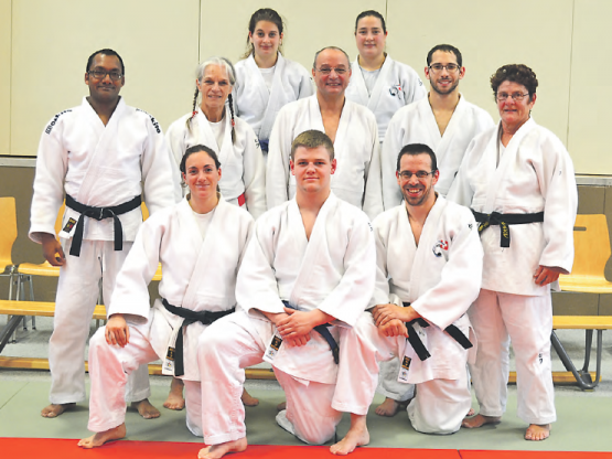 Trainingsleiter und Gasttrainer: Silvia Soave, 7. Dan Judo (Mittlere Reihe 2. von links), mit Partner Michael Götz (Bildmitte) im Kreis der Trainingsleiter des Judo Club Arashi Kulm anlässlich des Gasttrainertrainings im Vorfeld des Jugendturniers 2016 in Oberkulm. (Bild: zVg.)