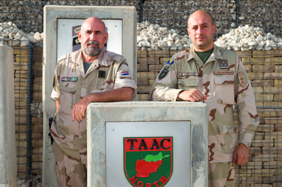 Zusammen bildeten sie das Beratungs-Team «Operational Communication and Civil Outreach»: Der in Reinach lebende holländische Stabsoffizier Tom Hoedjes (links) zusammen mit einem bosnischen Kollegen.