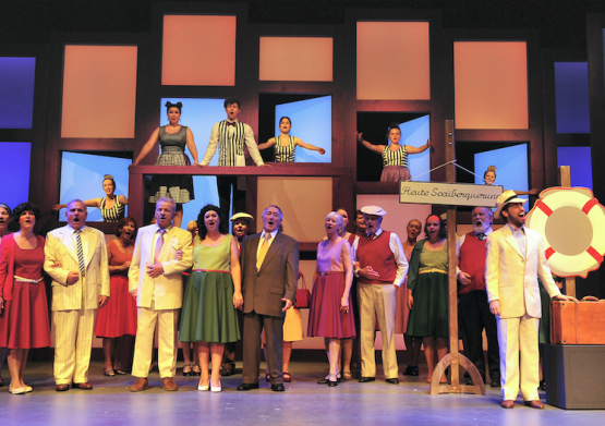 Optische Hingucker am laufenden Band: Stimmungsvolles Licht und eine Fülle an Farben prägen das Bühnenbild «Im weissen Rössl». (Bild: Martin Suter)