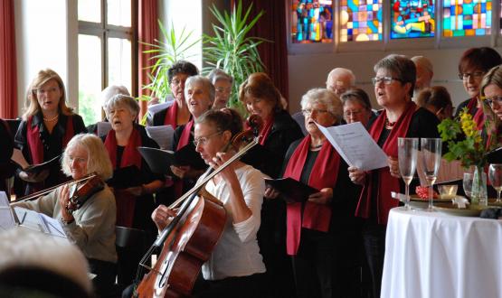 Der Kirchenchor, zusammen mit Intrumentalisten, bereicherte die Feier