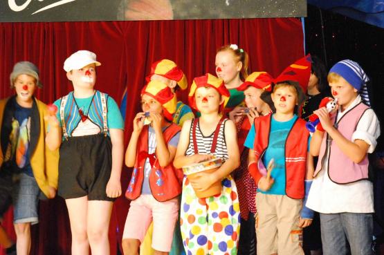 Originelle Zirkusauftritte im Zelt auf dem Wiliberg