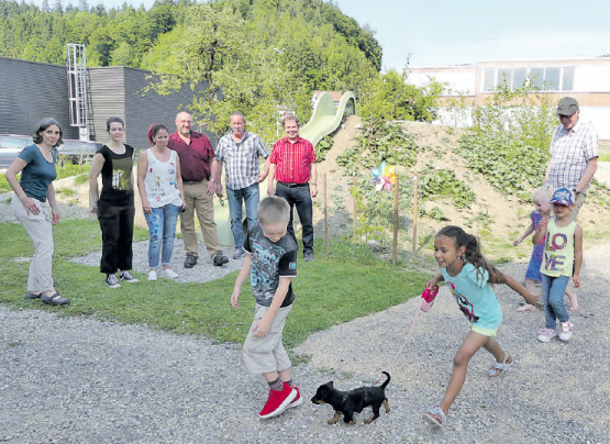 Offizielle Übergabe an die Bevölkerung: Die Umgebungsgestaltung beim Jugendtreff und der öffentliche Spielplatz am Pfaffenmattbach konnten im Beisein der Mitwirkenden eingeweiht werden. (Bild: Monika Häusermann)