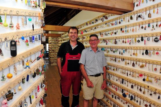 Matthias Vogt, genannt Disli, und sein Kurator Roland Pfanner im neu geschaffenen Schlüsselanhänger-Museum.
